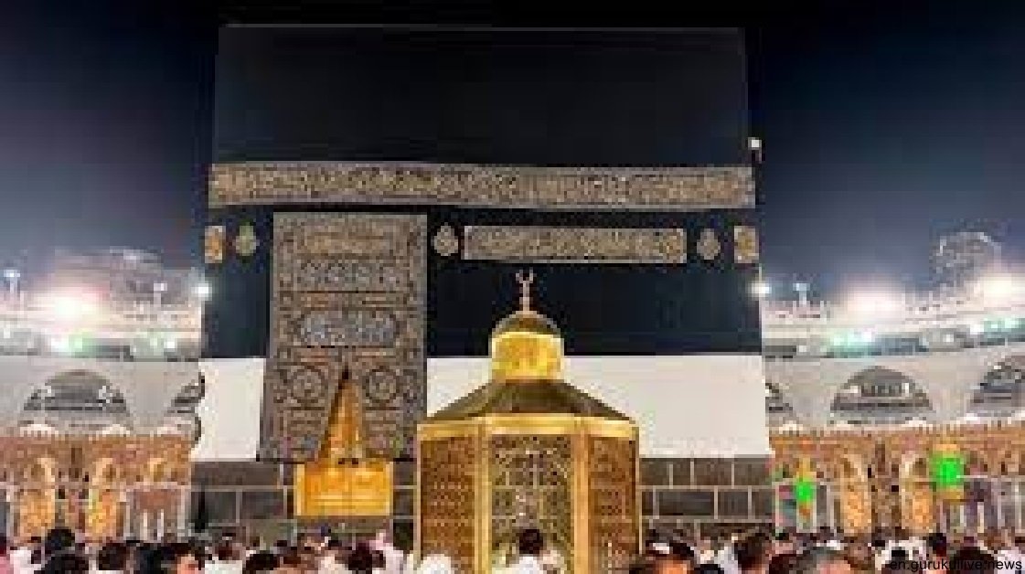 Huge crowds circle Kaaba as the hajj begins in Saudi heat