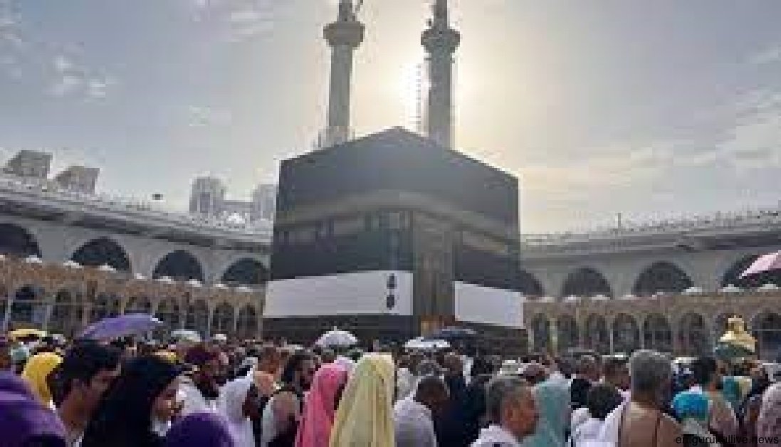 Huge crowds circle Kaaba as the hajj begins in Saudi heat