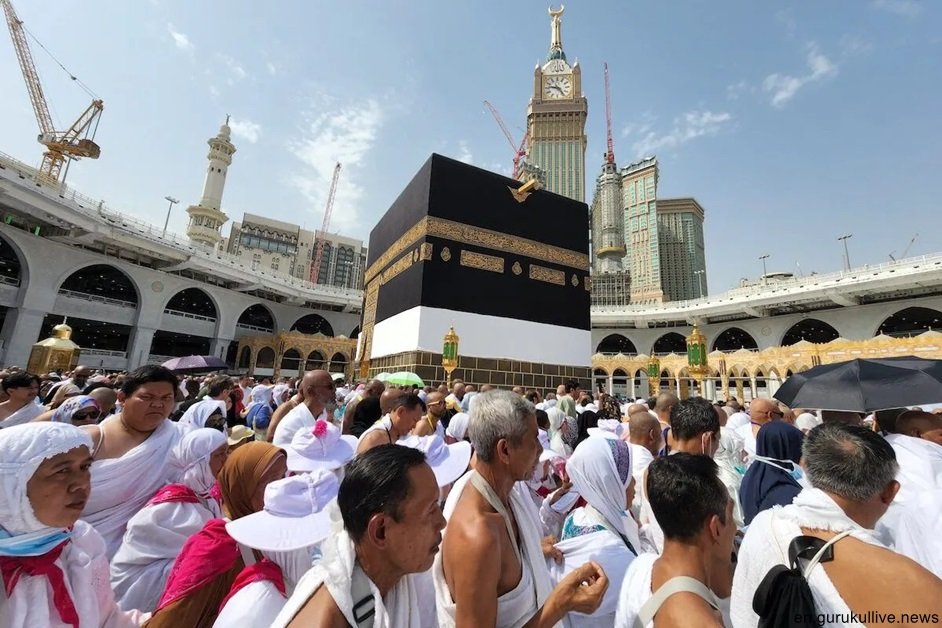 Huge crowds circle Kaaba as the hajj begins in Saudi heat