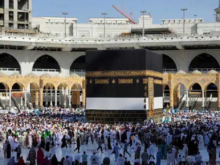 Huge crowds circle Kaaba as the hajj begins in Saudi heat